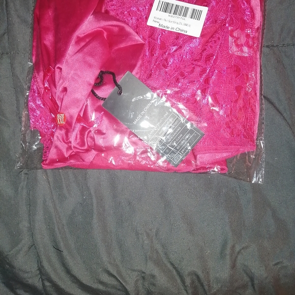 Pink satin lingerie - Picture 2 of 4